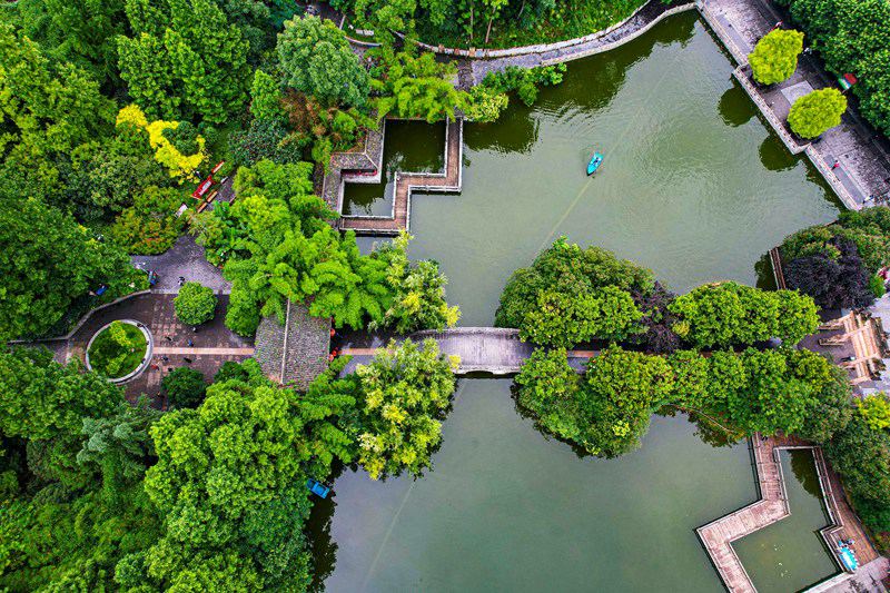 貴州黔西：巡湖護綠公園美。