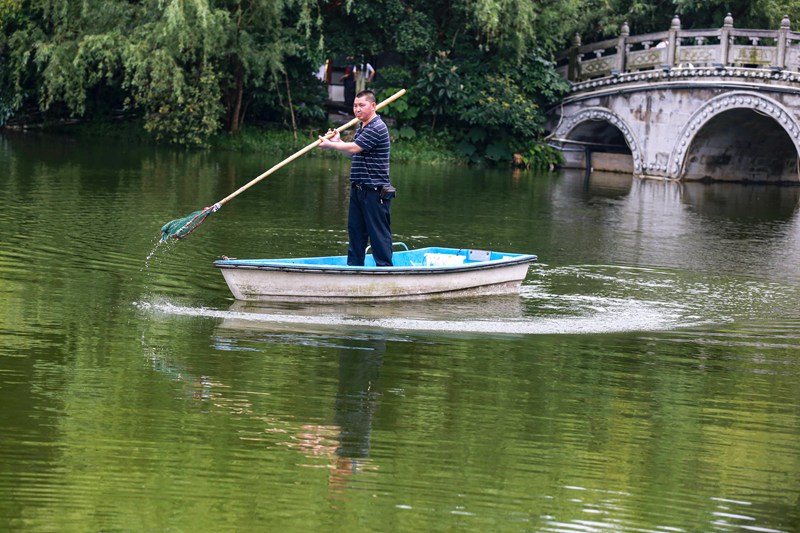 貴州黔西：巡湖護綠公園美。