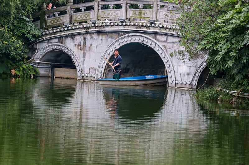 貴州黔西：巡湖護綠公園美。