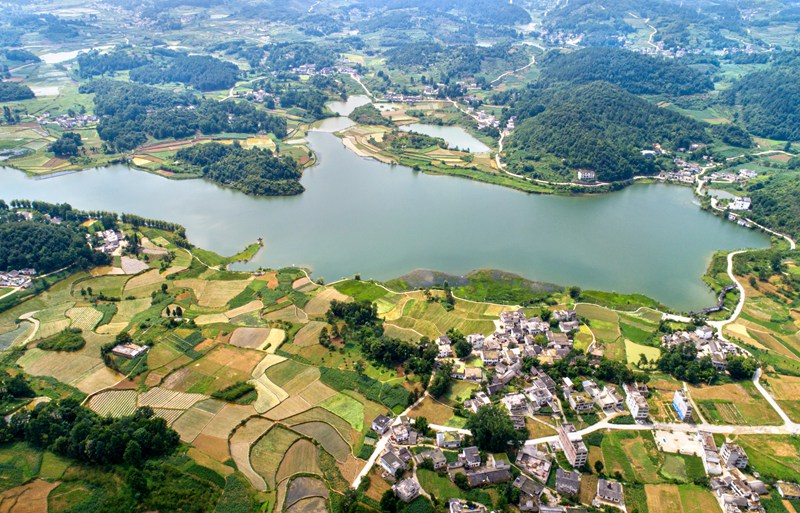 2022年6月21日拍攝的貴州省黔西市綠化白族彝族鄉大海子村（無人機照片）。