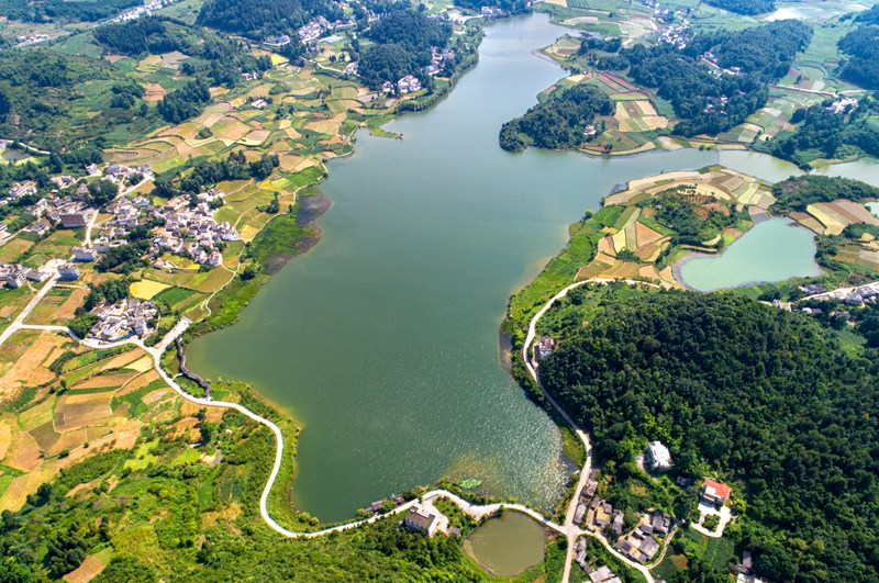 2022年6月21日拍攝的貴州省黔西市綠化白族彝族鄉大海子村（無人機照片）。