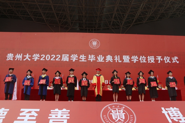 為獲表彰學生代表頒發獲獎證書及獎品。