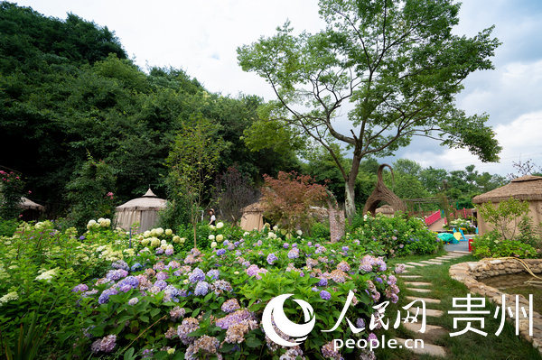 蓬萊村村民自建的花圃。人民網 涂敏攝