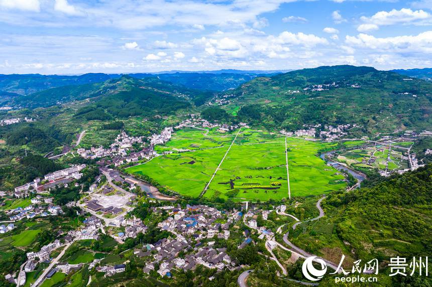 航拍開陽縣禾豐鄉底窩壩壩區。人民網 涂敏攝