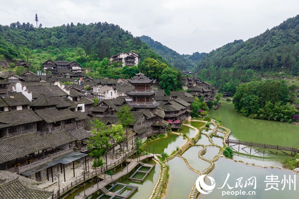 航拍烏江寨。人民網 涂敏攝