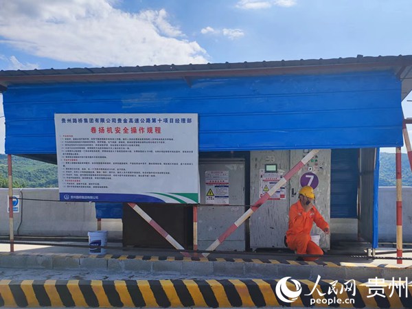 工人作大橋合龍前最后準(zhǔn)備工作。人民網(wǎng) 李麗萍攝