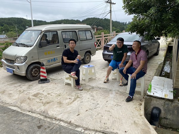 工作中的杜書睿(中)。受訪者供圖