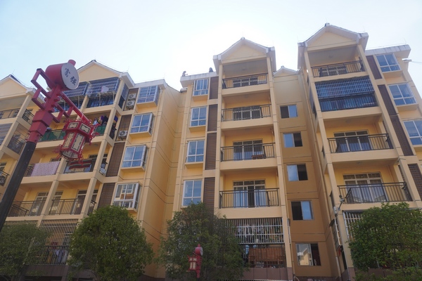 女子欲跳樓輕生現場。圖片由銅仁消防提供