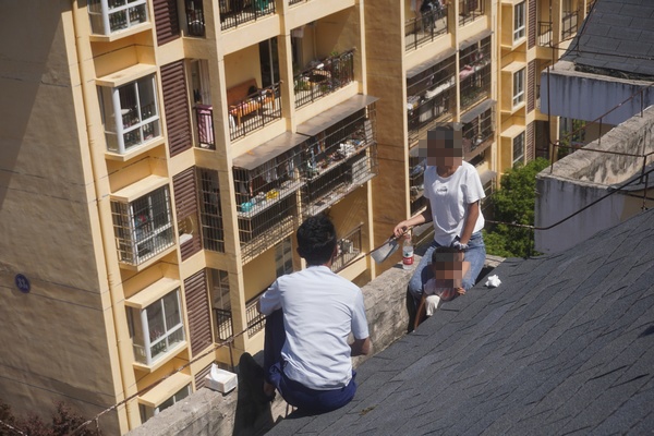 消防員勸說欲欲跳樓輕生女子。圖片由銅仁消防提供