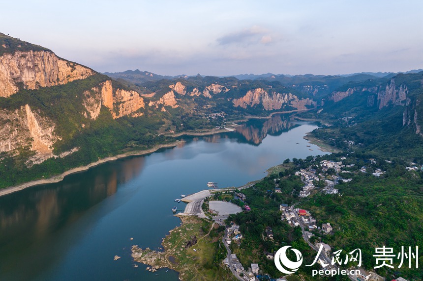 航拍貴州省畢節市黔西市新仁苗族鄉化屋村。人民網 涂敏攝