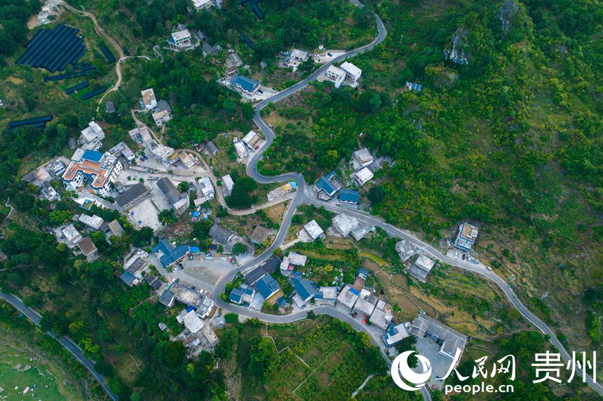 航拍貴州省畢節(jié)市黔西市新仁苗族鄉(xiāng)化屋村。人民網(wǎng) 涂敏攝