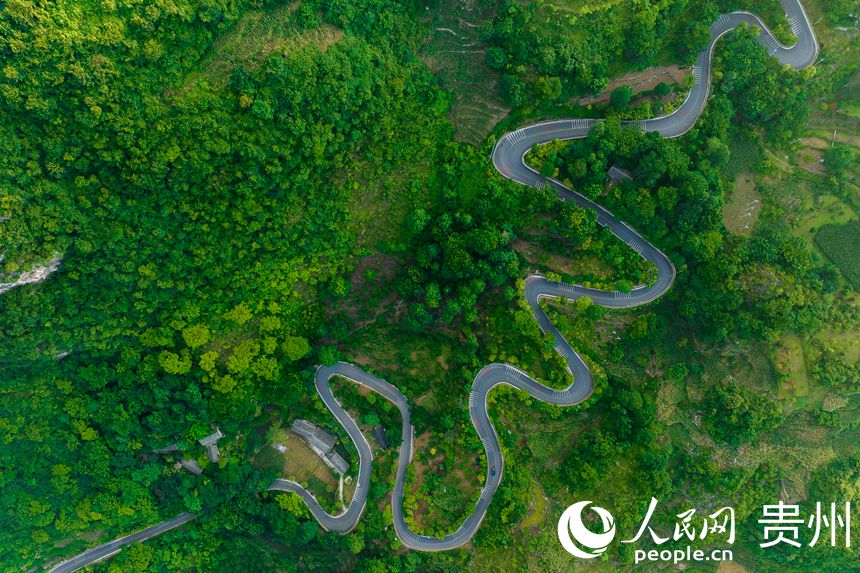 航拍化屋村的鄉(xiāng)村公路。人民網(wǎng) 涂敏攝