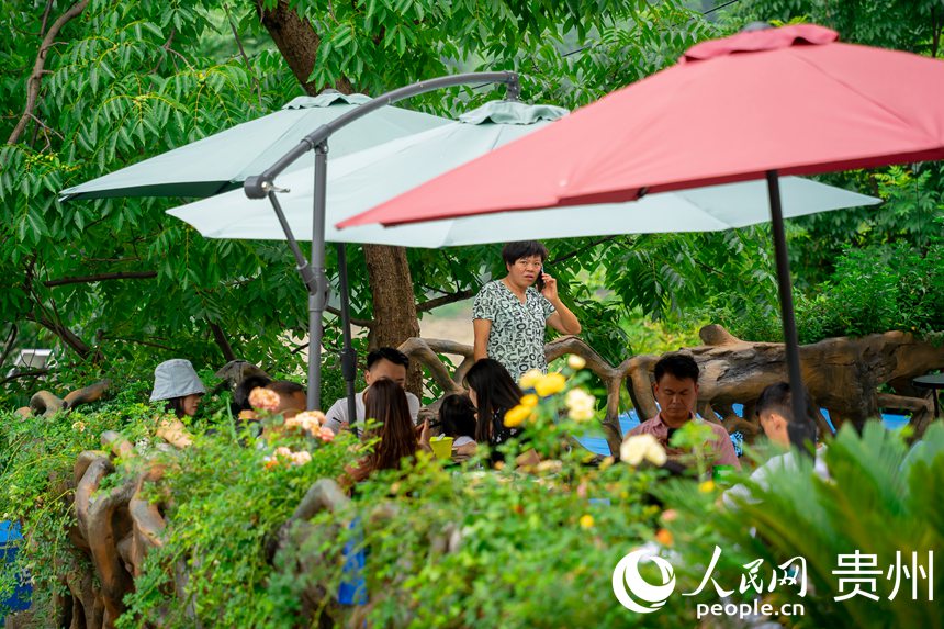 化屋村內游客爆滿的農家樂。人民網 涂敏攝