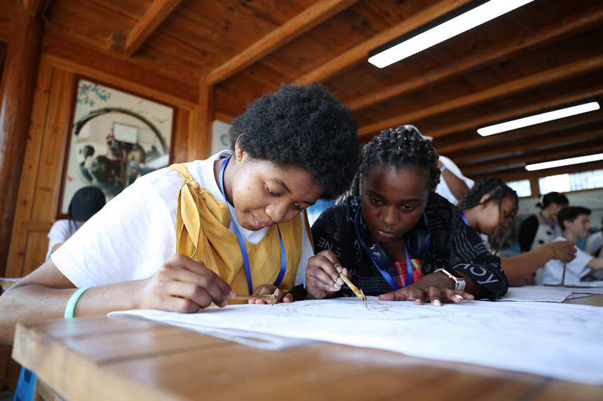 7月21日，留學生在學習苗族蠟染繪畫。