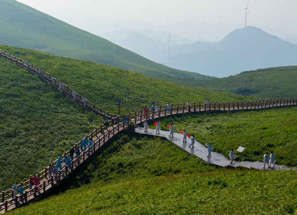 太極拳愛好者 在韭菜坪表演。李學友攝