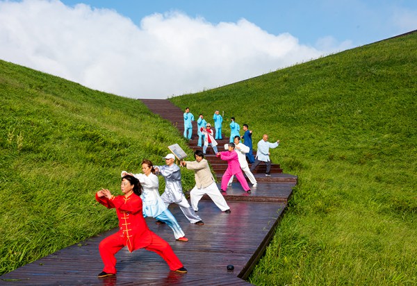 太極拳愛好者在韭 菜坪表演。李學友攝