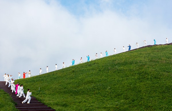 太極拳愛好者在韭菜坪表演。李學友攝