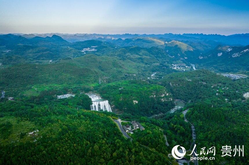 航拍黃果樹國家重點風景名勝區全景。人民網 涂敏攝