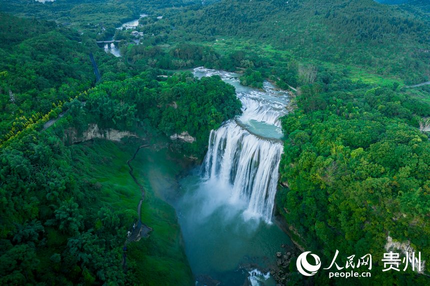 蜿蜒流淌的白水河與黃果樹大瀑布。人民網 涂敏攝