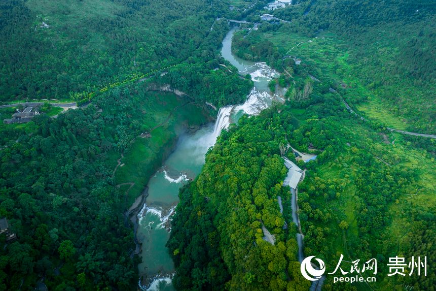 蜿蜒流淌的白水河與黃果樹大瀑布。人民網 涂敏攝