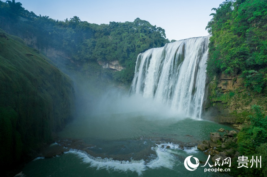航拍豐水期的黃果樹大瀑布。人民網 涂敏攝