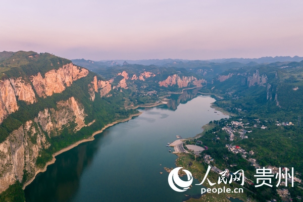 航拍化屋村。人民網 涂敏攝