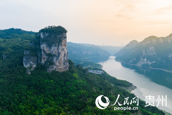 航拍化屋村。人民網 涂敏攝