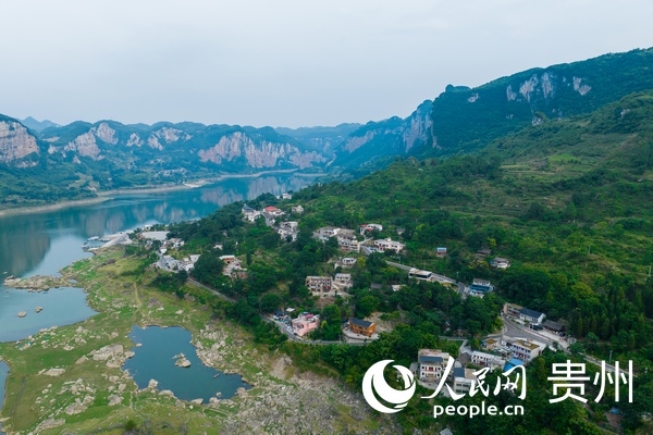 航拍化屋村。人民網 涂敏攝