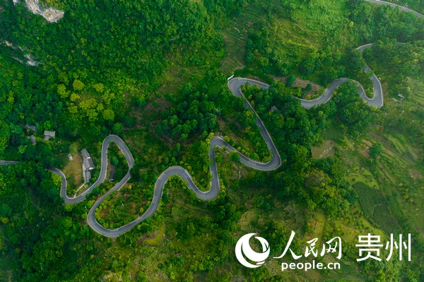 航拍化屋村的通村公路。人民網 涂敏攝