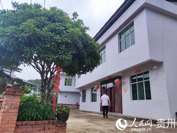 村民住上了干凈整潔的屋子。人民網 李麗萍攝