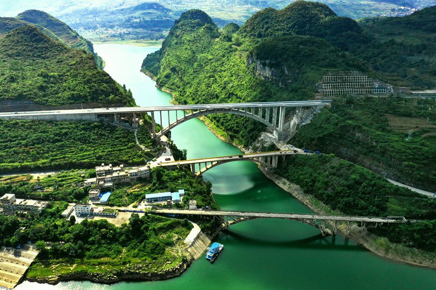 貴州織金至普定高速公路夜郎湖三橋交相輝映,共同見(jiàn)證貴州交通發(fā)展變遷。劉葉琳攝