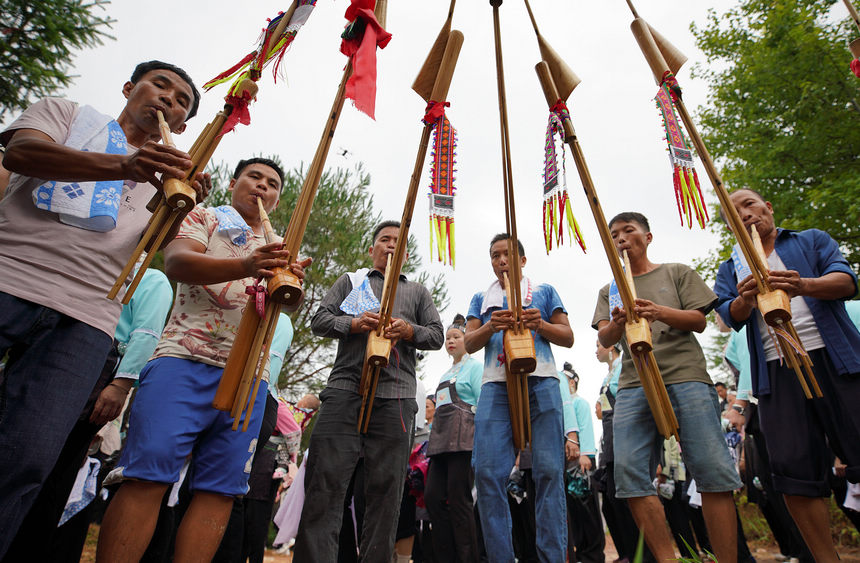 8月5日，苗族村民在吹奏傳統蘆笙。