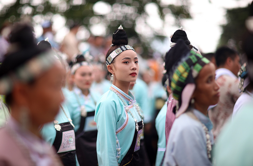 8月5日，身著節(jié)日盛裝的苗族村民參加爬坡節(jié)。