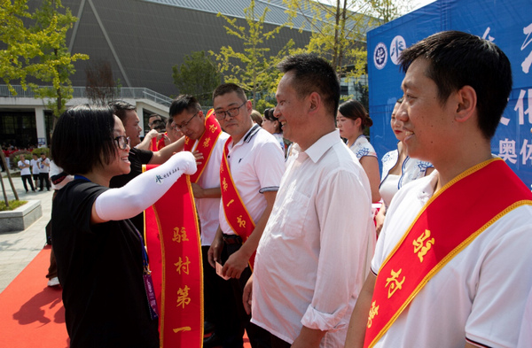 為優秀工作者佩戴綬帶。 主辦方供圖