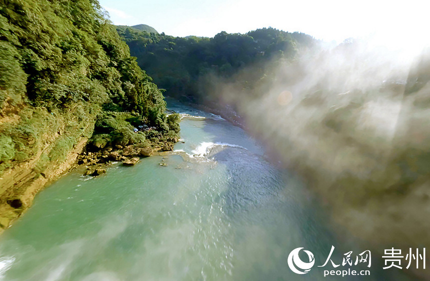 4 大瀑布腳下，穿行于水霧之中的無人機視角畫面。人民網 涂敏攝