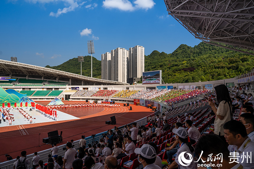 開幕式現場，各代表隊入場。人民網 涂敏攝