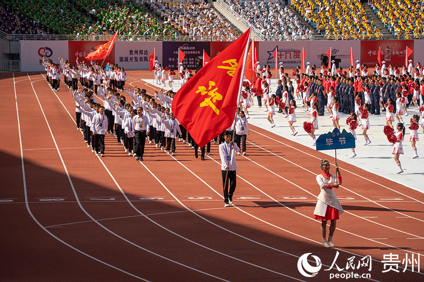 開幕式現場，各代表隊入場。人民網 涂敏攝