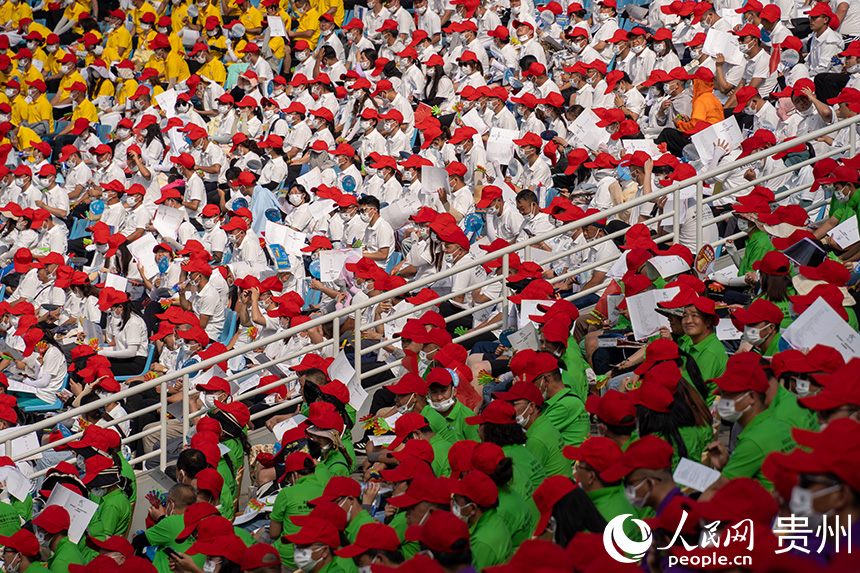 開幕式現場，觀眾歡迎參各代表隊入場。人民網 涂敏攝