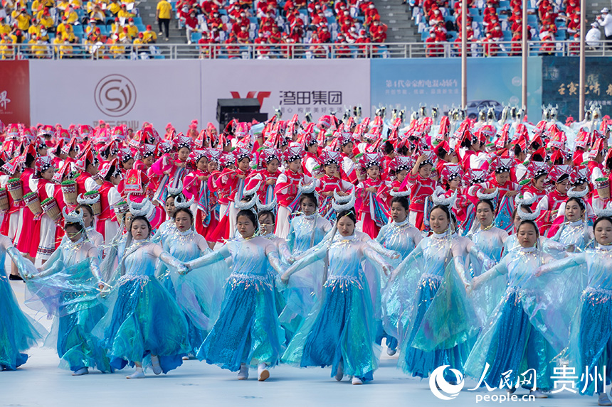 開幕式現場文藝表演。人民網 涂敏攝