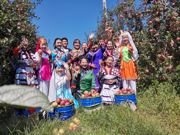 各族同胞在威寧自治縣迤那鎮海升蘋果基地采摘蘋果。