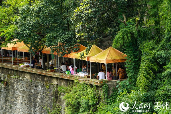 車田村里生意火爆的農家樂。人民網 陽茜攝