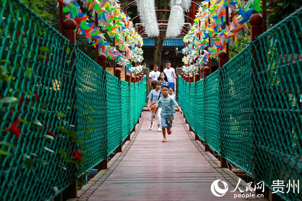 小朋友在車田村吊橋上嬉戲。人民網 陽茜攝