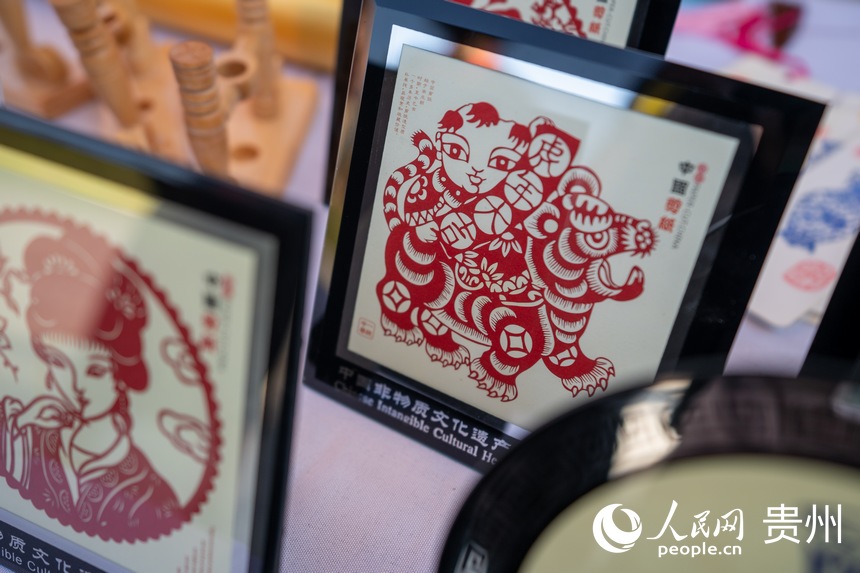山地生活消費與非遺傳承展現場展示的剪紙作品。人民網 涂敏攝