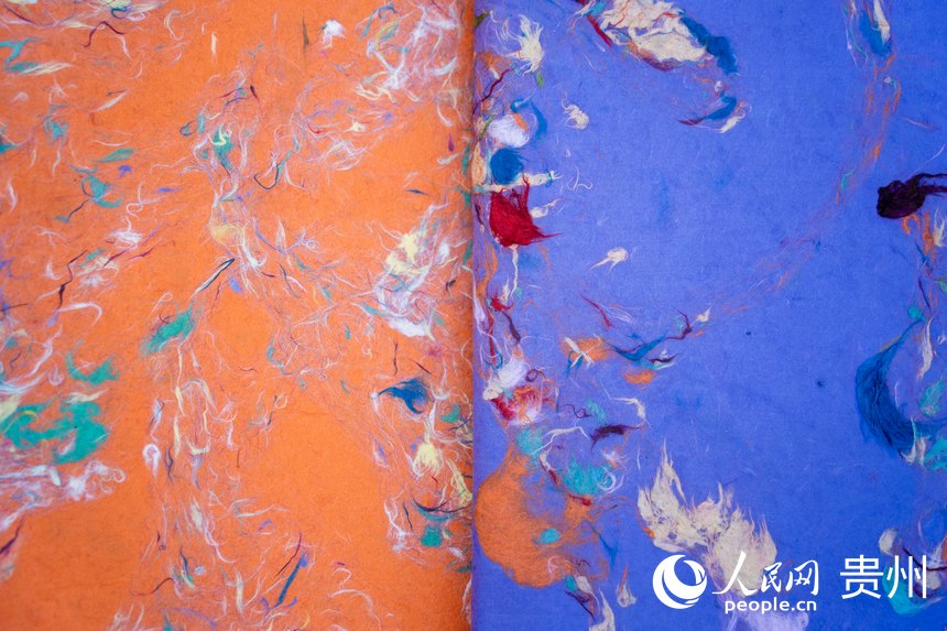 山地生活消費與非遺傳承展現場展示的古法造紙作品。人民網 涂敏攝