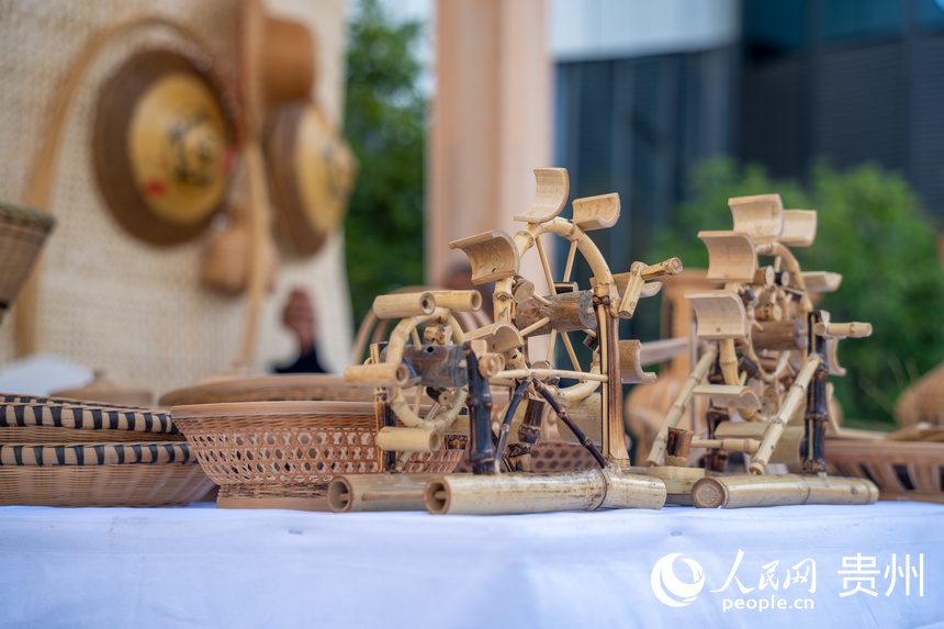 山地生活消費與非遺傳承展現場展示的三穗竹編作品。人民網 涂敏攝