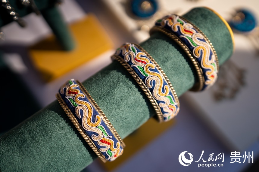 山地生活消費與非遺傳承展現場展示的非遺技藝水族馬尾繡作品。人民網 涂敏攝