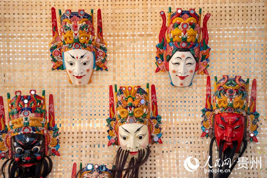 山地生活消費與非遺傳承展現(xiàn)場展示的非遺技藝安順木雕作品。人民網(wǎng) 涂敏攝