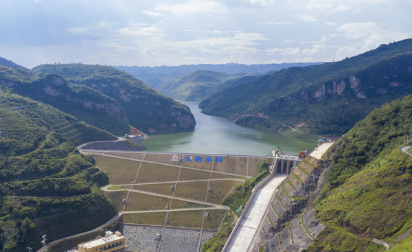 1夾巖水利樞紐工程已蓄水的庫區(qū)大壩俯瞰。李學(xué)友攝