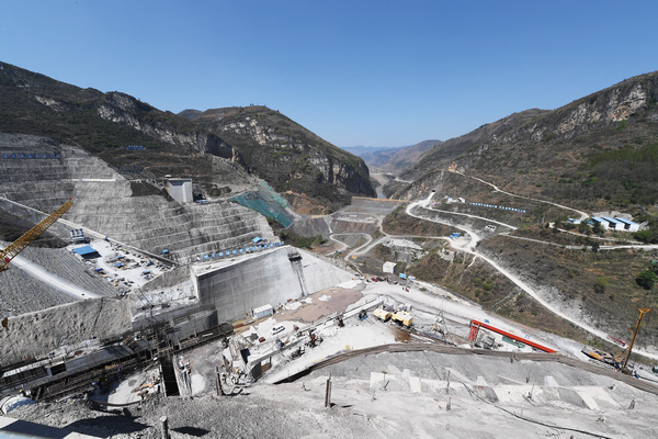 2夾巖水利樞紐工程建設(shè)中的庫區(qū)大壩俯瞰。李學(xué)友攝