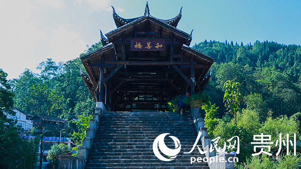 古樸的石拱橋已有上百年歷史。人民網 陽茜攝